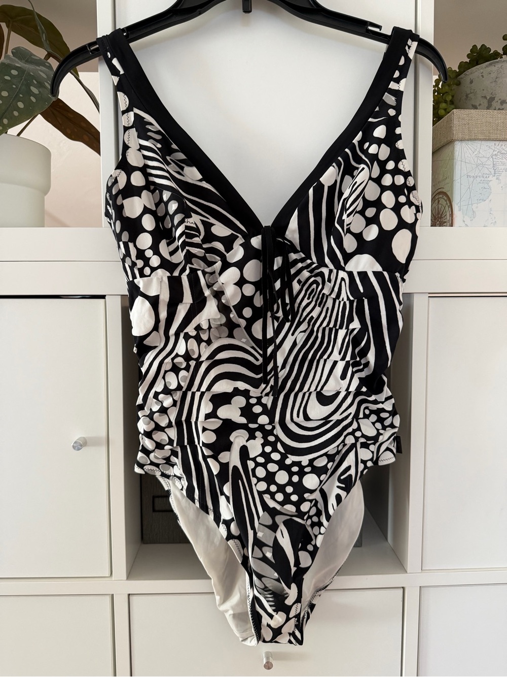 SHAN Black & White Geometric Underwire One-Piece Swimsuit Size 8